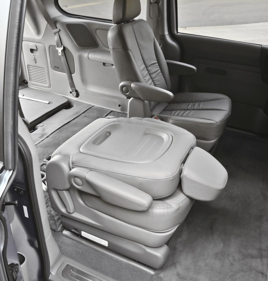  Kia Sedona 2010 года  (фото 26 из 54)